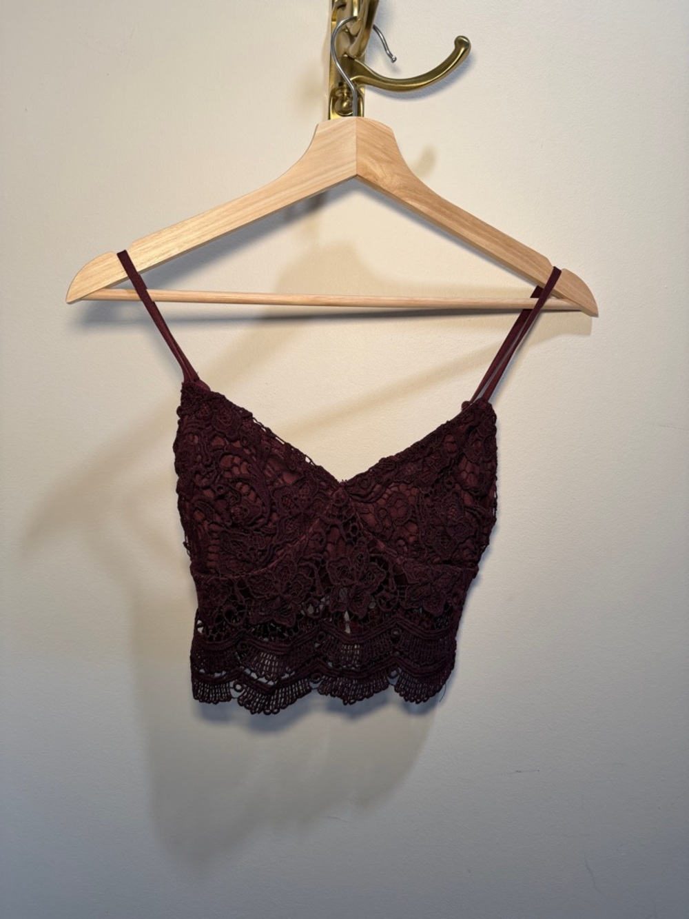 La Hearts Lace Trim Cropped Cami in Wine